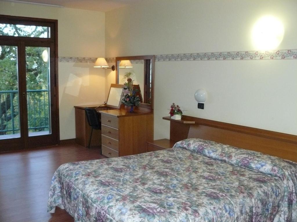 Park Hotel Jolanda San Zeno di Montagna Exterior foto